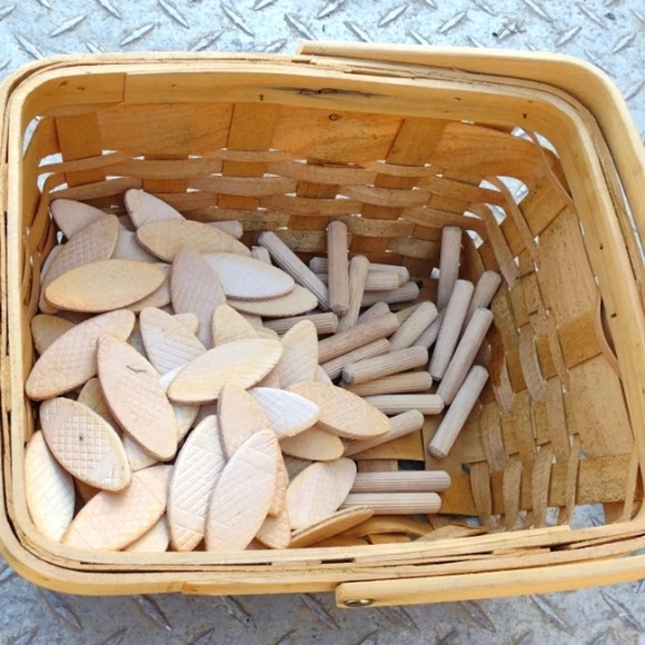 Basket of wood dowels - Picture 1 of 1